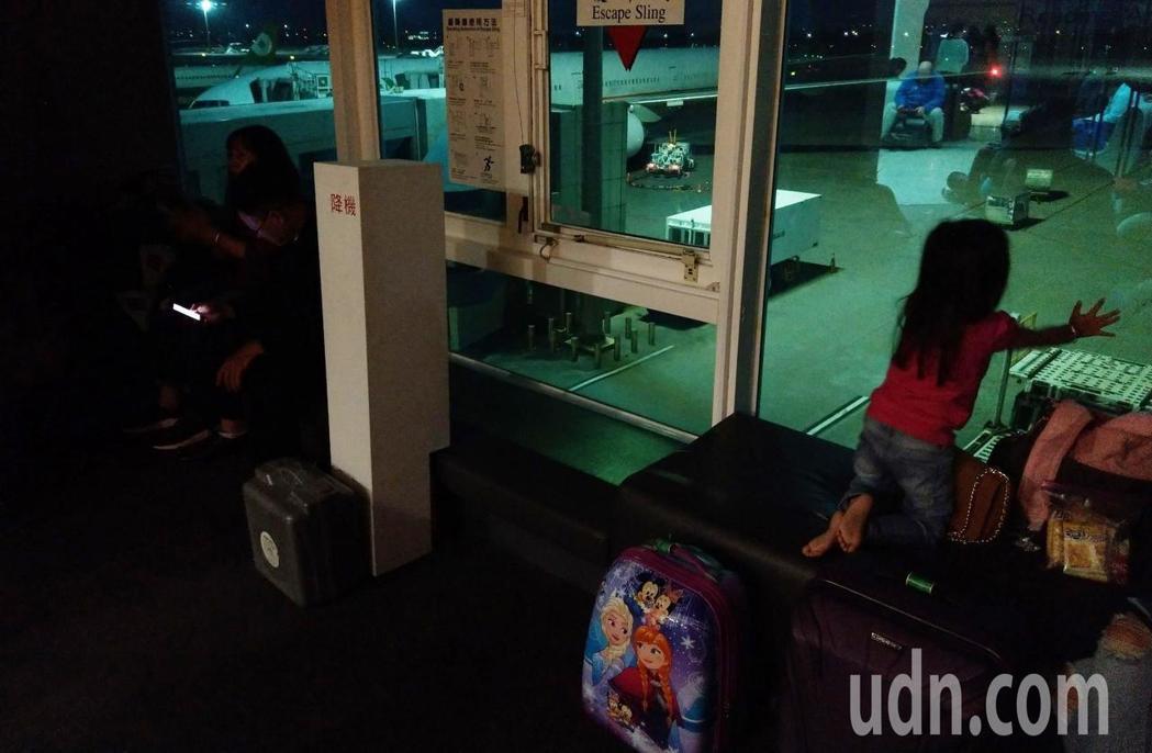 臺灣桃園機場第二航廈發生跳電 候機室一片漆黑