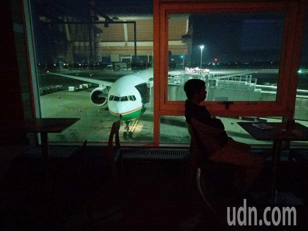臺灣桃園機場第二航廈發生跳電 候機室一片漆黑