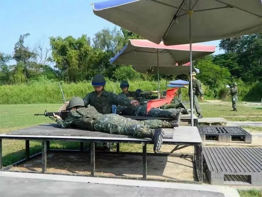臺兵在太陽傘下訓練射擊