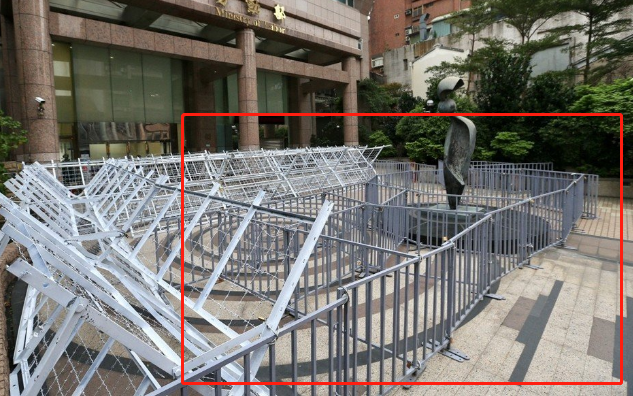 民進黨打造“臺灣最美風景”：拒馬刀片蛇籠鐵門加厚3層