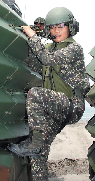 薛燕靜正準備攀上AAV7兩棲登陸戰車