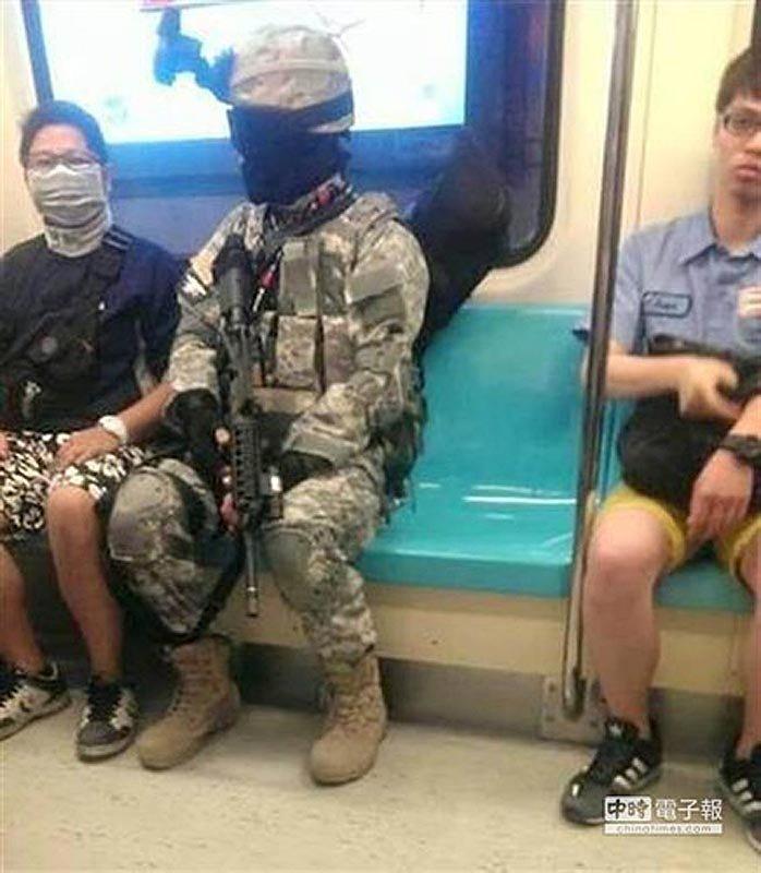 臺灣男子扮美軍持槍坐地鐵被捕