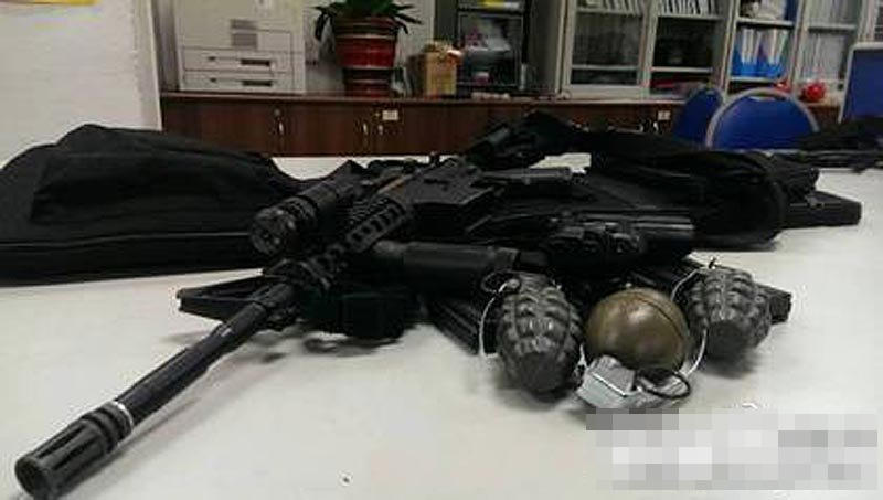 臺灣男子扮美軍持槍坐地鐵被捕。圖為男子挾帶的“裝備”