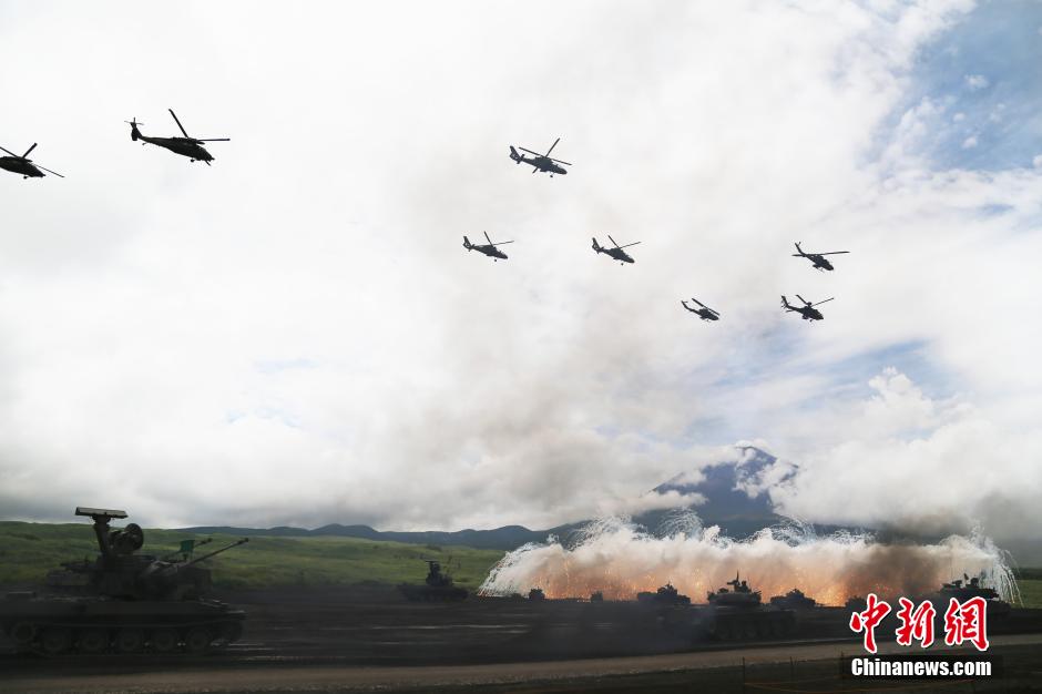 日本舉行2014富士軍演 陸海空齊上陣練“奪島