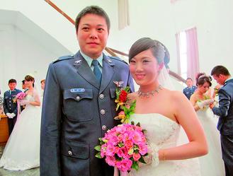 臺灣空軍集體婚禮中的飛行員夫妻：愛在飛行間