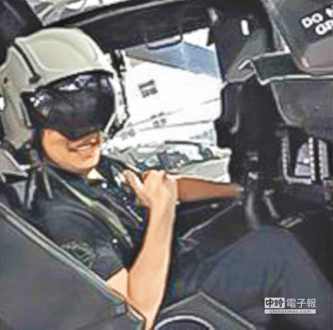 臺軍陸軍航空特戰指揮部勞乃成中校帶藝人李蒨蓉到修護廠房參觀AH-64E阿帕奇直升機，另還有一名男姓戴上價值200多萬元新台幣飛行頭盔。（臺媒摘自李蒨蓉臉書）