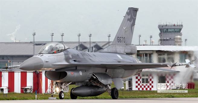 臺軍一架F16戰鬥機疑發電機異常，迫降馬公機場。（中時電子報圖）
