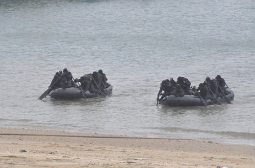 兩棲偵察營官兵實地演練橡皮艇換乘與搶灘登陸。（臺灣《聯合報》/蔡家蓁 攝）