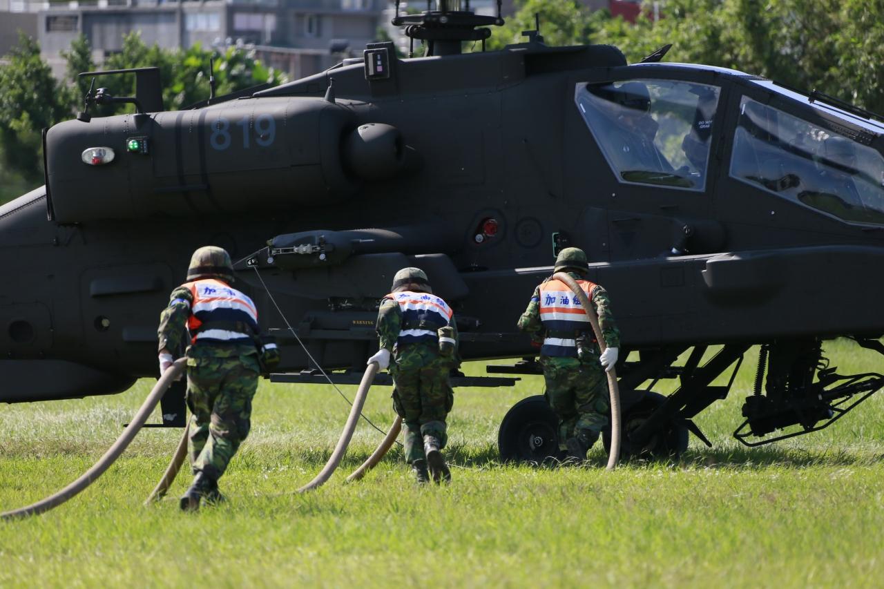 臺軍陸航AH-64E阿帕契直升機8日參與“漢光31號”演習實兵演練，執行整補作業的官兵完成裝彈
