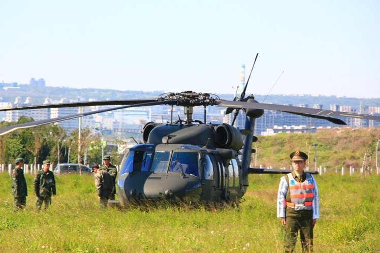 黑鷹直升機不明原因迫降臺中南屯，臺軍方強調人機平安。（圖/《聯合報》 蘇木春攝）