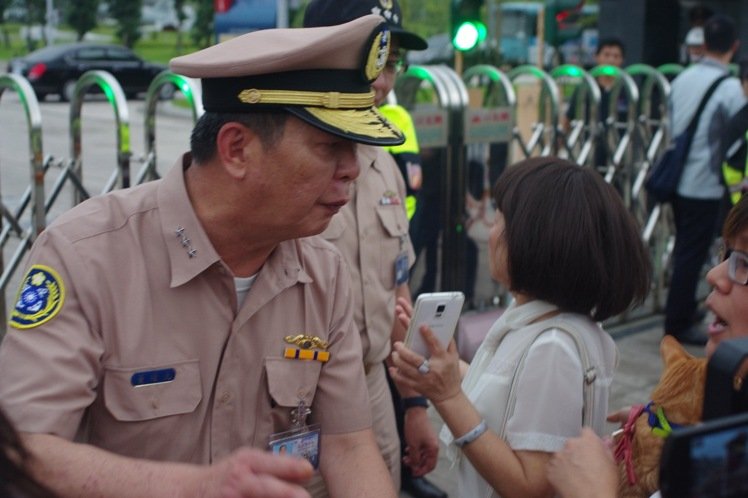 臺軍海軍司令黃曙光（左）與動保人士溝通