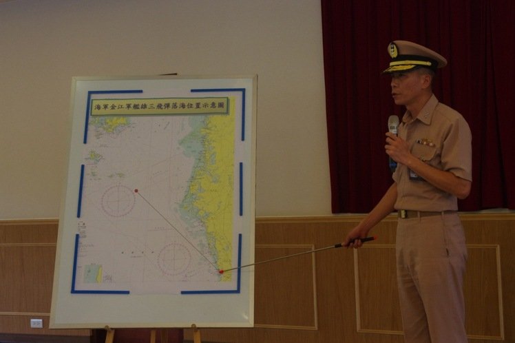 臺軍海軍參謀長梅家樹解釋飛彈意外發射事件。