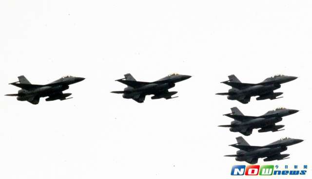 臺空軍F-16戰機超音速試飛音爆 嚇壞民眾