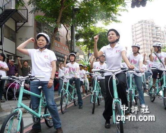 组图:蔡英文组粉红兵团 骑单车登记参选