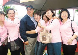 大臺中市長候選人胡志強(左3)7日被女職員熊抱。 圖片來源：臺灣《聯合報》