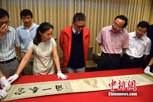 李敖在浙江博物館欣賞《富春山居圖》。