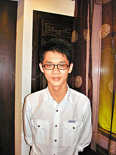 李戡在拍照時，特意在胸前帶上了北大校徽。圖片來源：香港文匯報