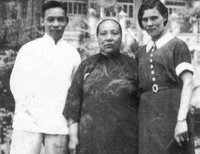 蔣介石的原配夫人毛福梅 毛福梅(也有寫作“福美”、“馥梅”的)，學名從青，奉化岩頭村人，生於清光緒八年(１８８２年)十一月初九日。毛福梅的家是岩頭一帶的望族。蔣介石于１９０１年(１４歲)娶奉化縣岩頭村毛氏為原配夫人。毛福梅比蔣介石大５歲。女大於男，在當時是很普遍的現象。毛福梅拜堂成親那天，小女婿鬧出一場大笑話。下午４時許，新娘花轎到達門前，這時按例鳴放喜爆(竹)，一群隨轎看熱鬧的孩童和跟大人前來吃喜酒的小客人，都擁到天井去搶拾爆竹蒂頭。年方１４歲的蔣介石，見此情景，頓時忘乎所以，也急忙奔出，擠在其他孩童之中，搶拾爆竹蒂頭，引得親友哄堂大笑。奉化向有“新郎拾蒂頭，夫妻難到頭”的俗話，人們都忌諱此事，認為它預兆新婚夫婦可能不合。正坐在轎中的新娘毛福梅聽到此事，其痛苦心情是可想而知的。蔣母氣得跺腳大罵。王採玉流著眼淚數落兒子，邊哭邊數，經兄嫂姐妹女眷們輪番勸慰，才勉強收住淚。