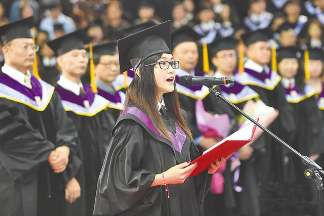 今年臺灣文化大學畢業典禮中，法律系陸生殷康妍（前）代表6624個畢業生致詞