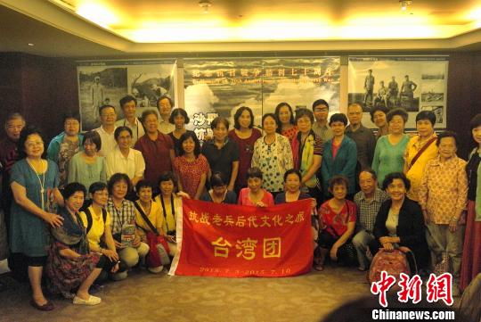 圖為抗日後代文化之旅參觀團觀看展覽。　中華文化發展促進會 攝