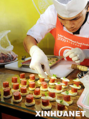    7月4日，廚師李建軒在青年廚師選拔賽上精心製作菜肴。