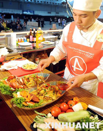    7月4日，一位來自泰國的廚師在青年廚師選拔賽上製作咖哩蟹筍。