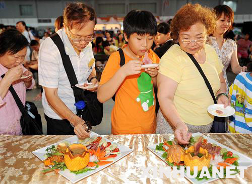 7月4日，市民在青年廚師選拔賽上品嘗廚師製作的菜肴。