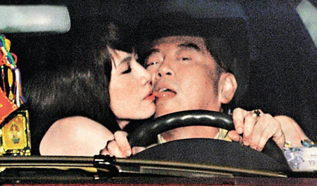 高國華開車時與陳子璇舌吻鏡頭被清晰拍下