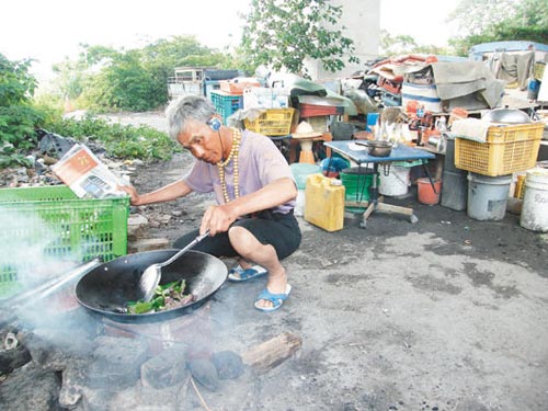 63歲男子劉榮清住在二高橋下十八年，過著接近原始的生活。