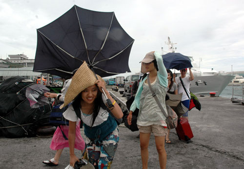 3 個颱風環伺臺灣，臺東海面風浪31日上午增強，海上交通中午過後暫停，綠島遊客提前返回臺東。