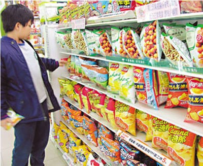 阿里山、清境等高山地區的超市，店內的零食包都因氣壓關係鼓起來。 圖片來源：臺灣《聯合報》