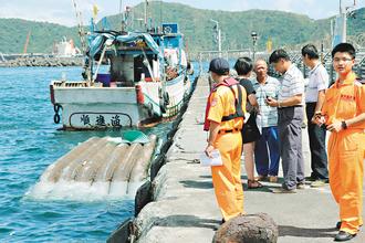 颱風天出海眼看老父被卷走兒子漂流8小時獲救