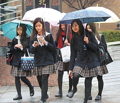 臺灣私校女生寒冬穿裙上課教育部門下令改正（圖）