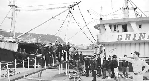 15日，臺灣海巡隊逮捕大陸漁工。