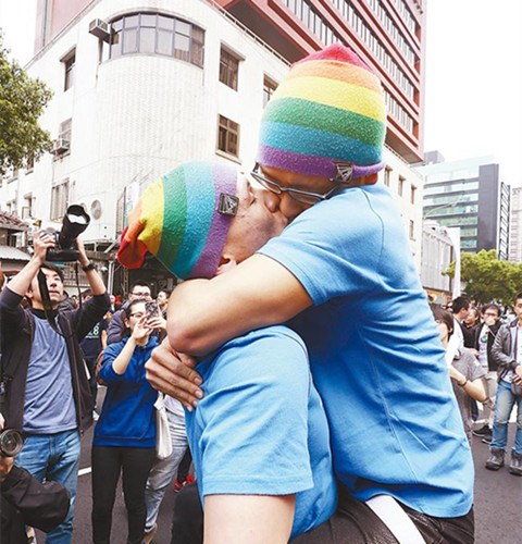 臺灣同性戀團體爭取婚姻平權上演“街”吻（圖）