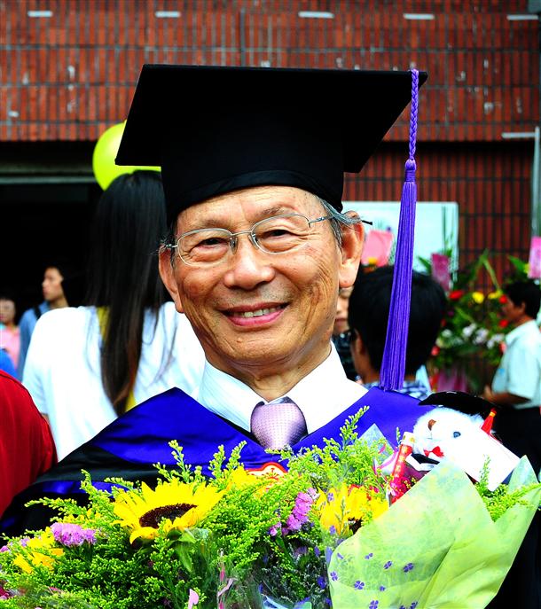 82歲退休校長林哲次獲得碩士