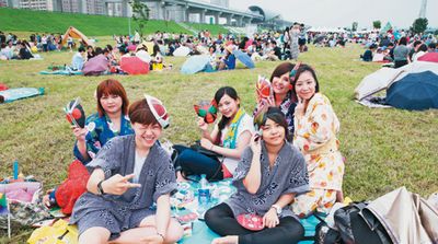 臺灣舉辦首次大規模草地野餐近9000人參加（圖）