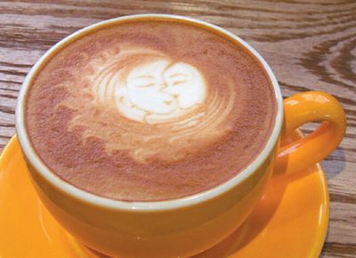 高雄咖啡師秀絕技“接吻拉花”送情侶