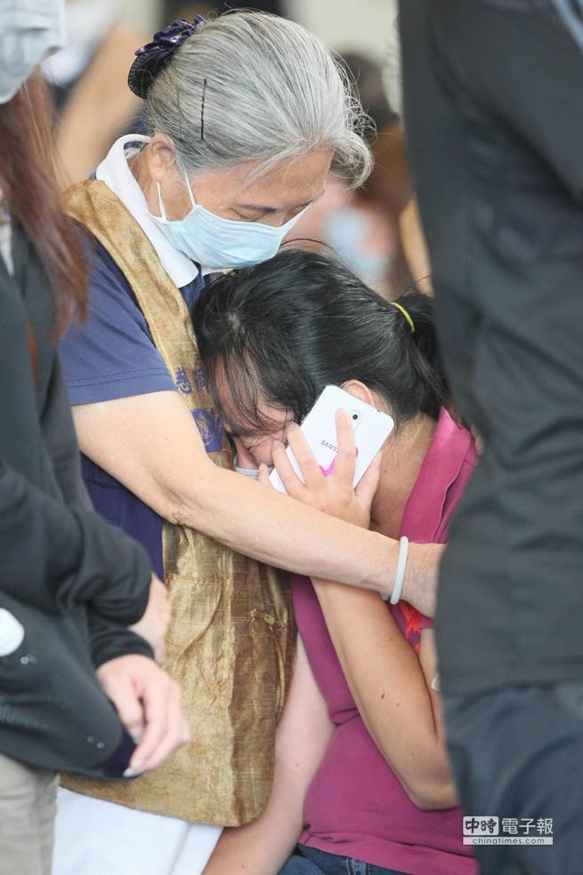 復興航空空難者親人來到澎湖福島菊圓尋找指認罹難者遺體，神情悲傷。