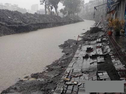 高雄氣爆災區受大雨侵襲 道路淹成小河