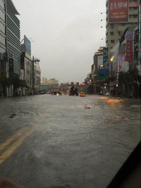 氣爆災區連夜大雨 高雄一片汪洋