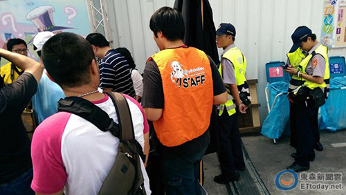 臺灣性感女模參加動漫展 警察手持黑布一路擋