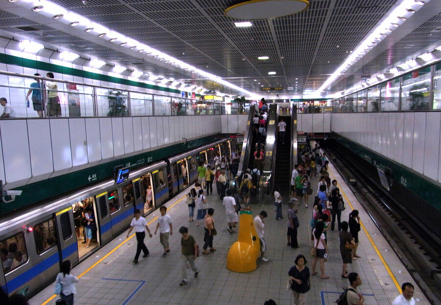 臺北捷運再次發生攻擊事件，旅客咬傷女警被強制送。（臺媒圖）