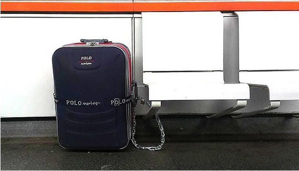 有臺灣人用鐵鏈拴住行李箱，卻被維也納地鐵人員當成爆裂物。（臺媒圖）