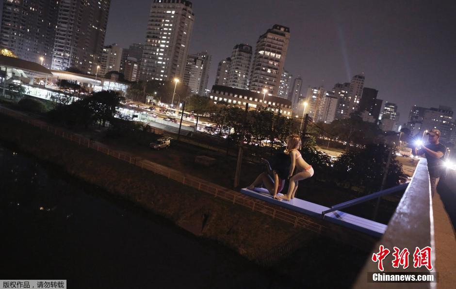 藝術家裸身玩瑜伽 呼籲巴西民眾加強環保意識