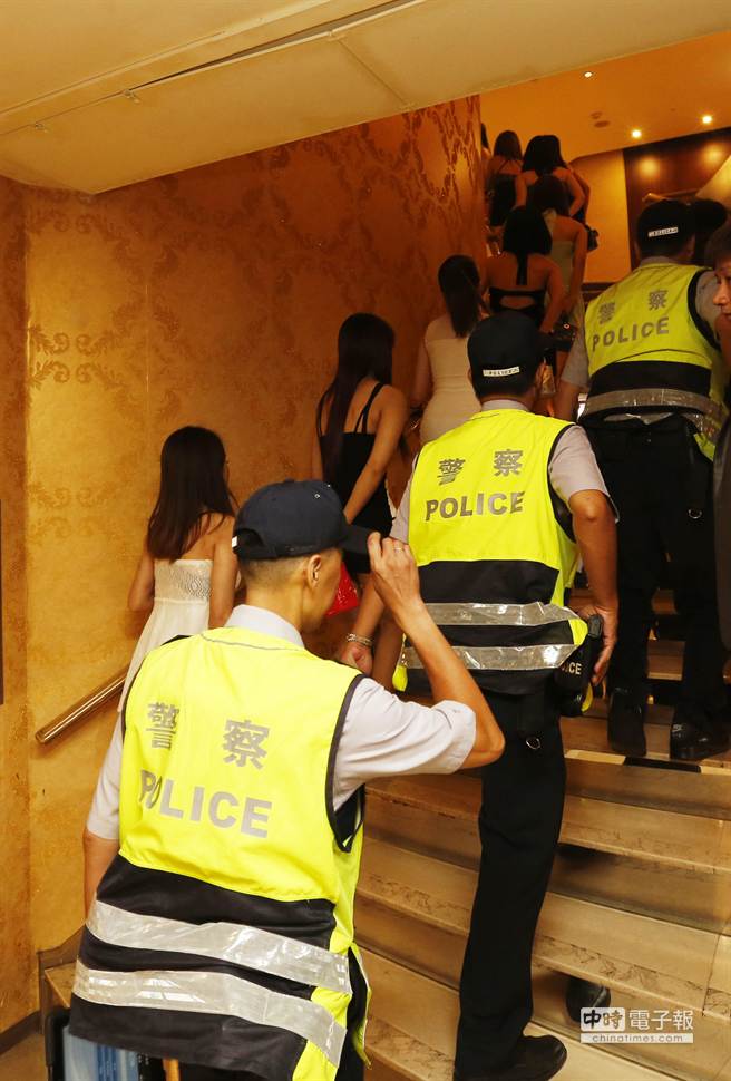臺北殺警案引發掃黑潮，警方黃金時段臨檢。（圖片來源：臺灣《中國時報》）