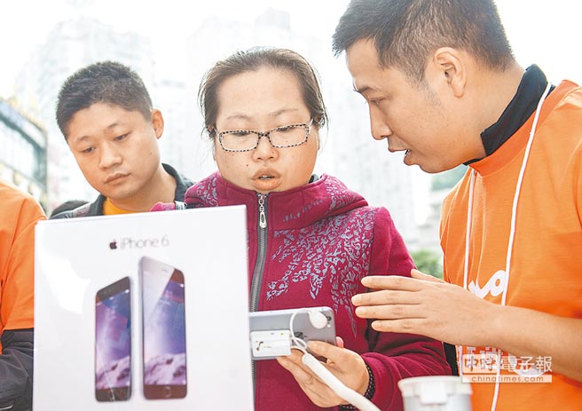 iphone 6上市活動現場，工作人員在為消費者解答關於新機的問