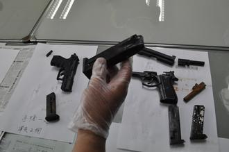 男子橋下釣魚釣到128發子彈 警方調查發現改造手槍 男子橋下釣魚釣到128發子彈 警方調查發現改造手槍