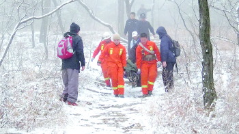 臺灣遊客受傷困艾山消防抬擔架4個多小時送下山