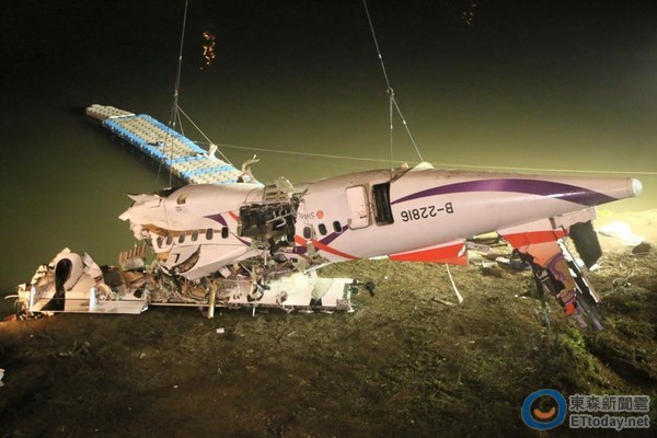 復航失事班機機尾吊挂上岸 死亡人數增至25人